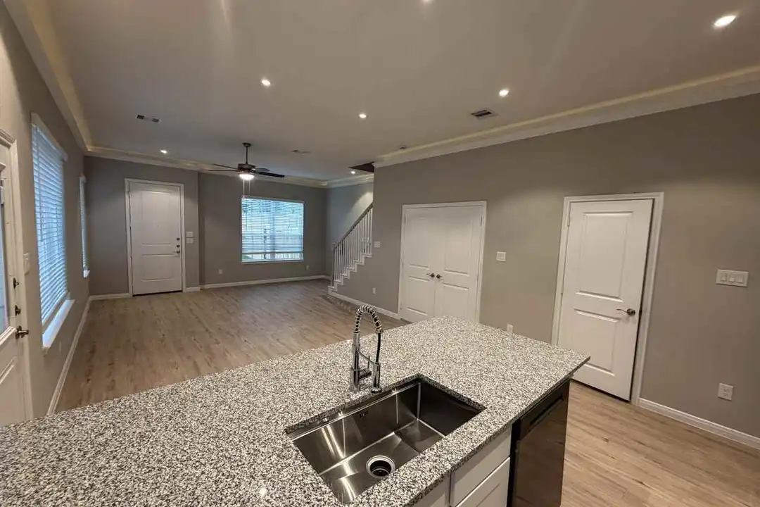 2700 FM1044 unit 3-3x - View 6