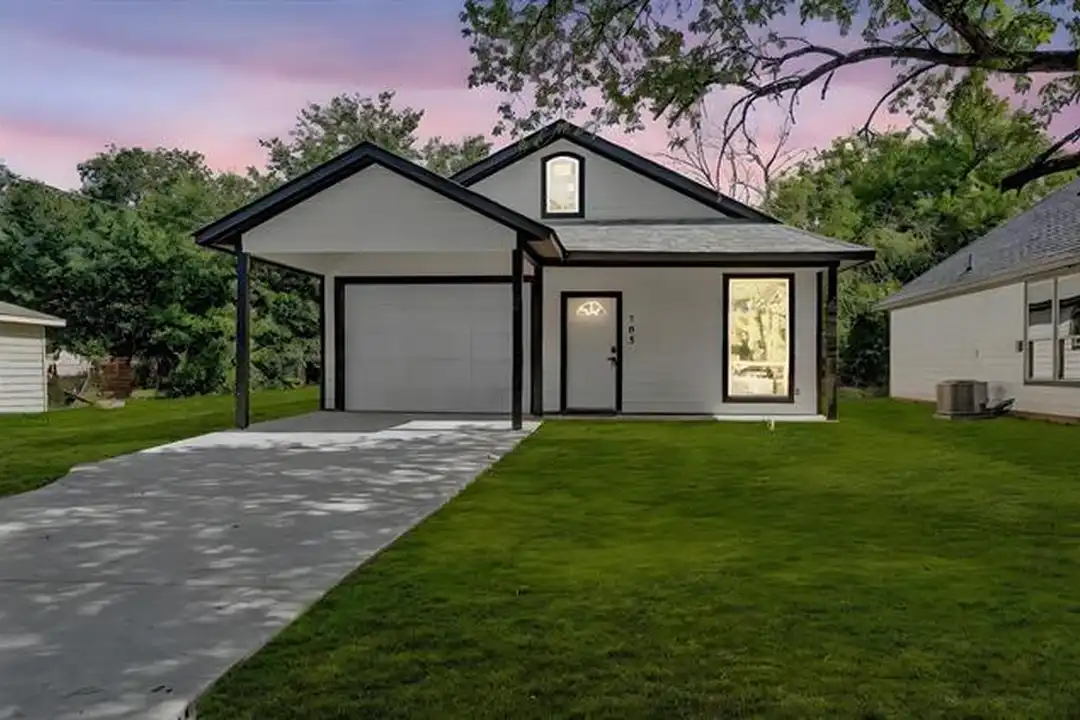 705 E Hanna St - View 2