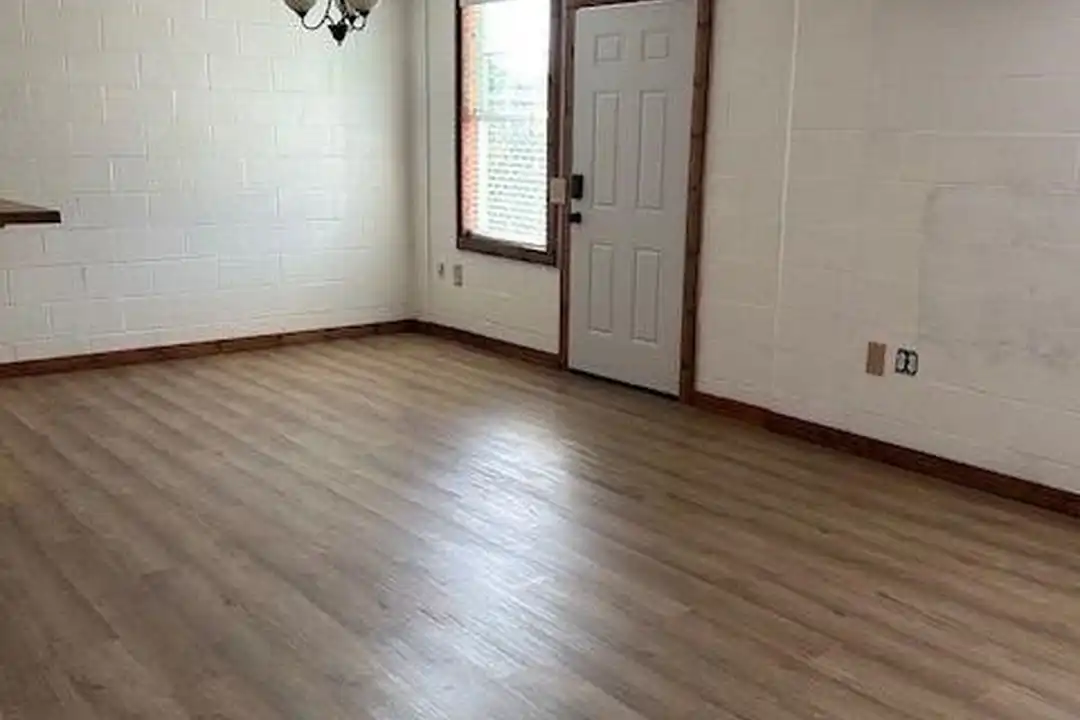 633 N Commercial St - View 2