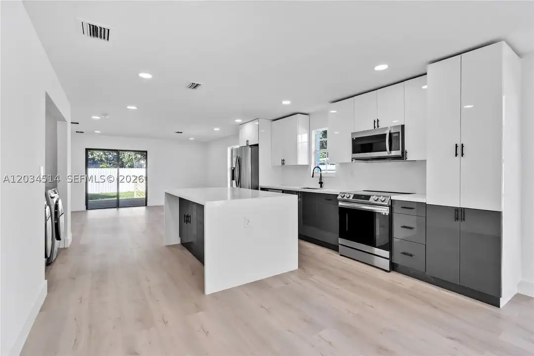 407 NW 45th St - View 3