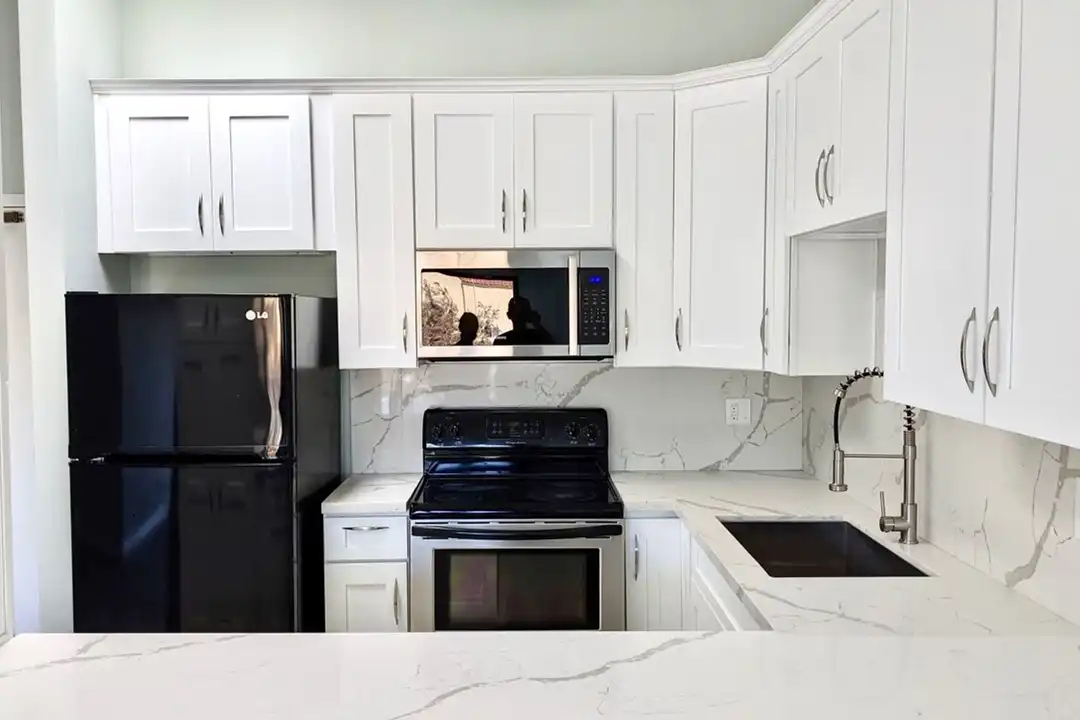 8310 Regents Rd unit # 3H – další