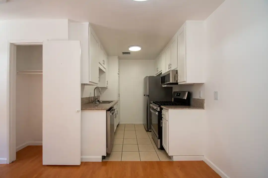 Apartment in Los Angeles, Valley Glen, Greater Valley Glen Neighborhood Council District - More