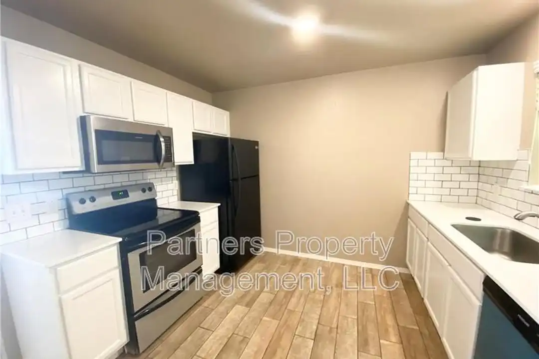 1530 N Addington Ave - View 4