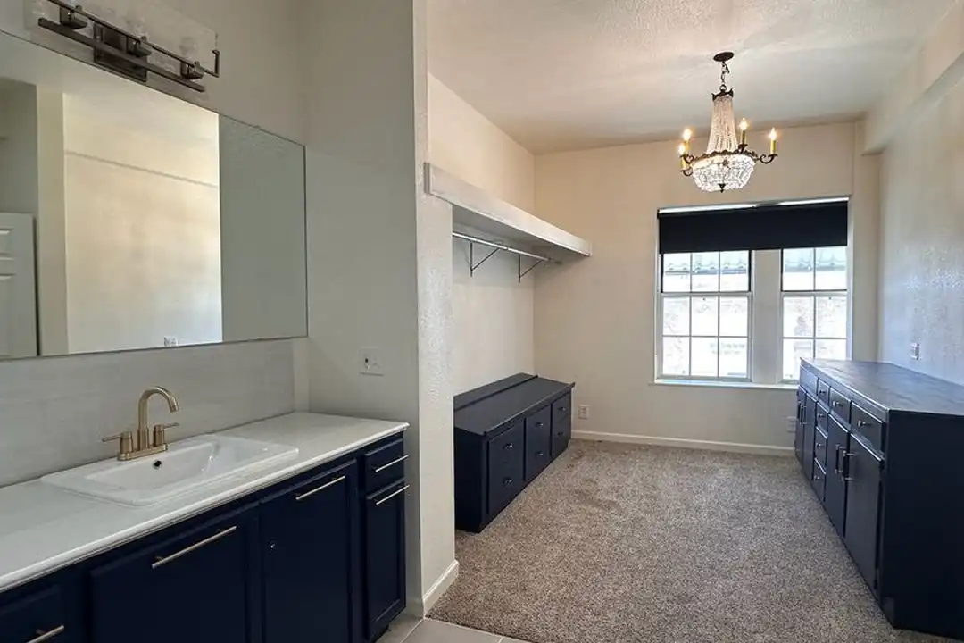 108 E Lee St - More