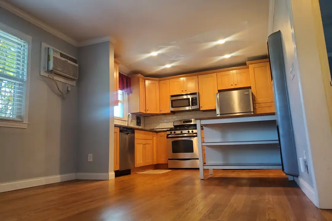 1042 St Charles Ave NE unit 6 - More