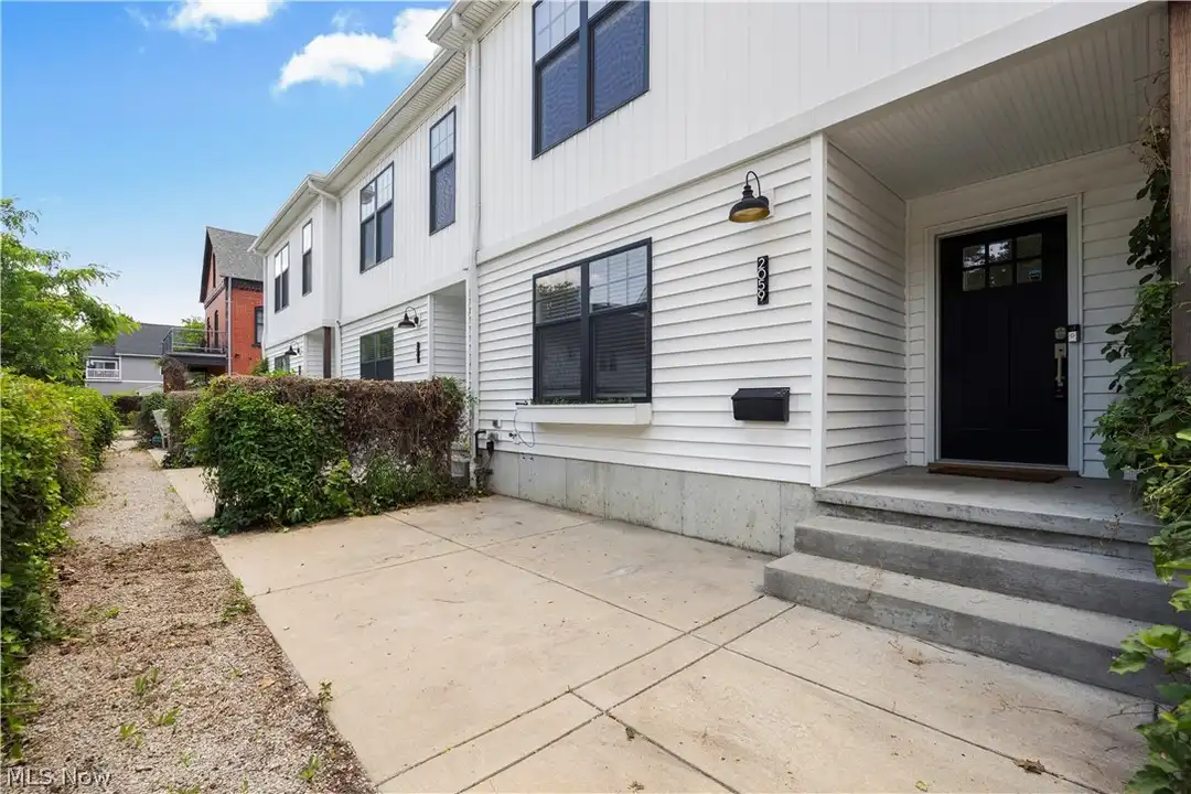 2059 W 34th Pl – photo 1
