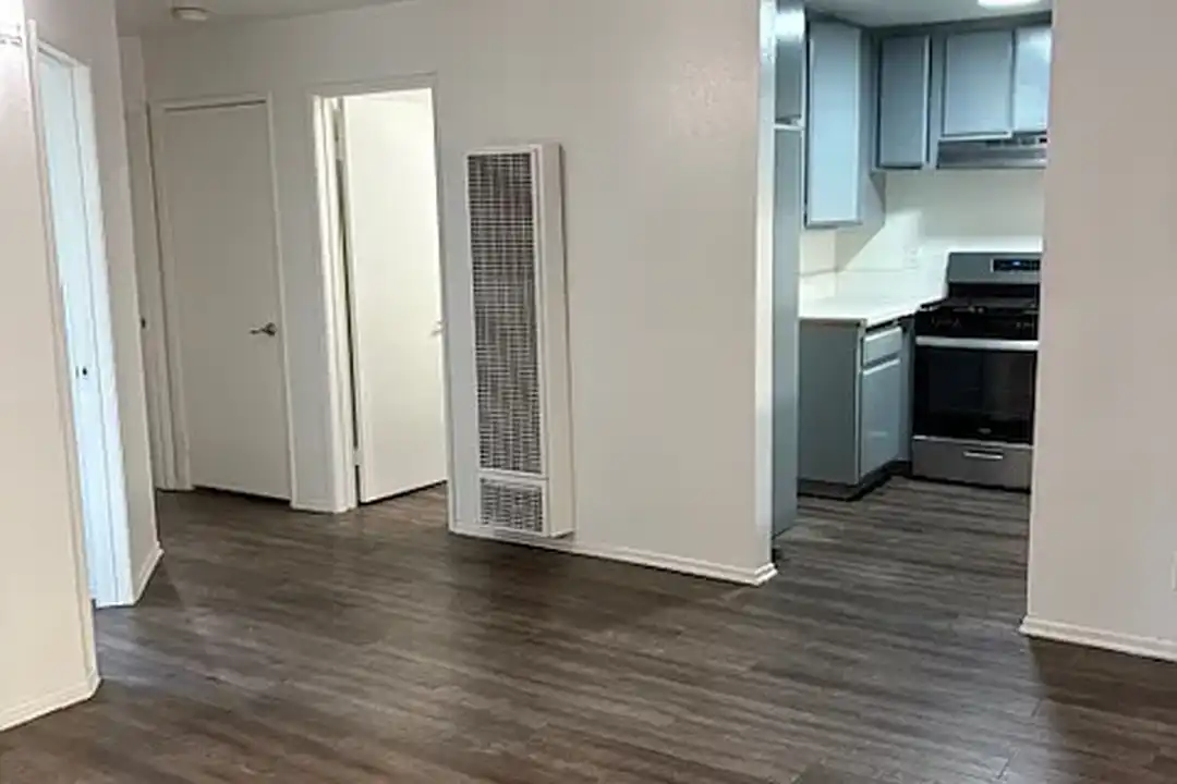 Apartment in Long Beach - View 3