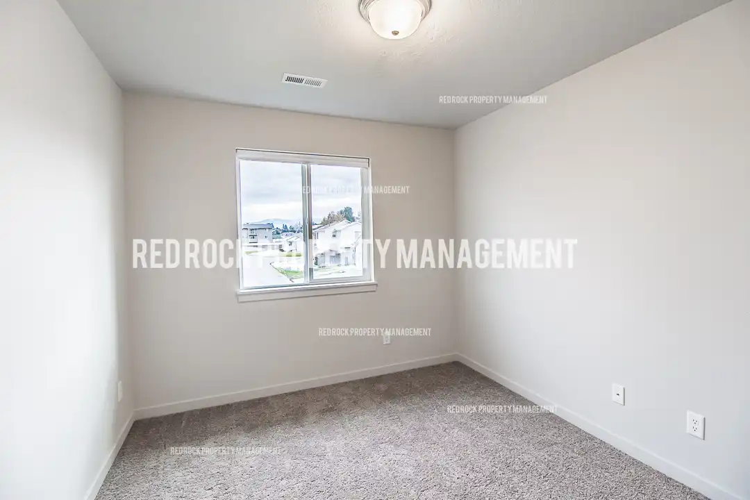 319 Woodlawn Ln - View 5