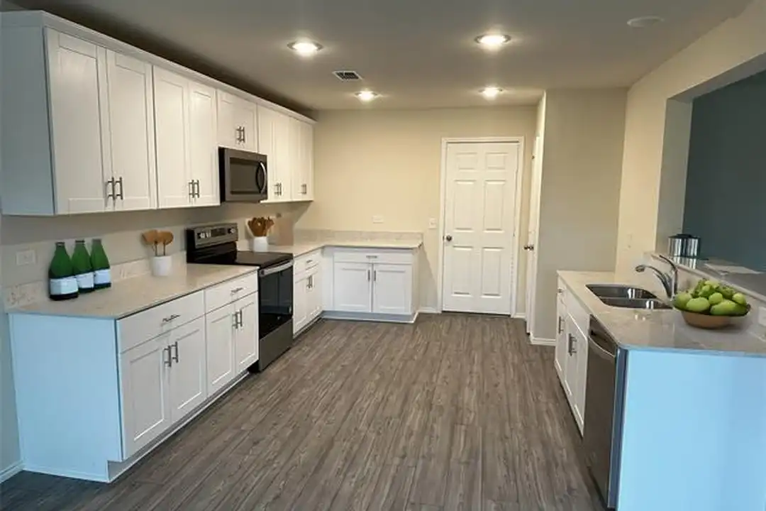 320 Glenwick Ln - More