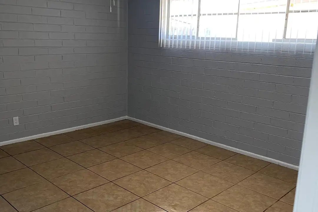 Apartment in Phoenix, Maryvale - View 4