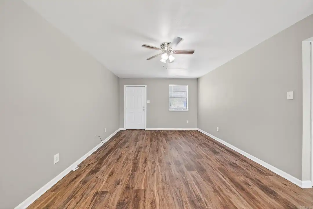 118 N Park St #B - More