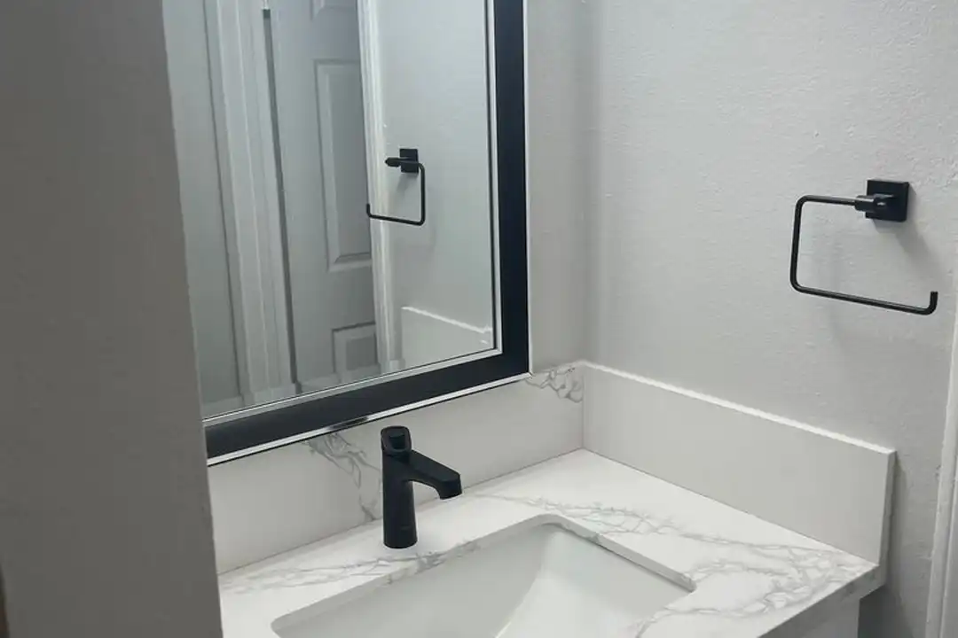 Apartment in Los Angeles - View 2