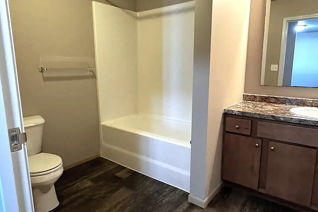 Oakview Apartments 1410 – photo 1 of 57