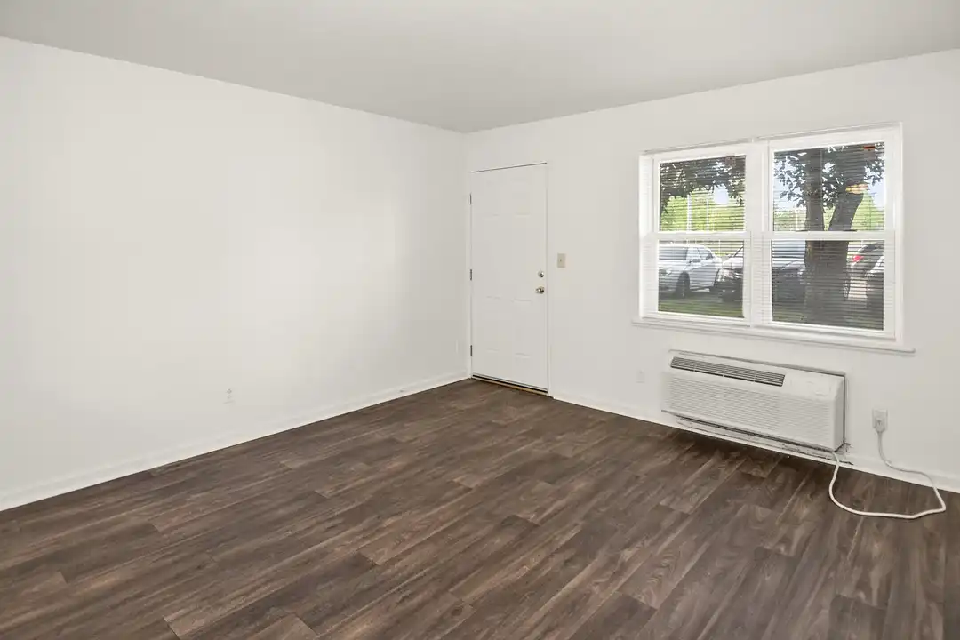 Oldham Square Apartments – photo 1