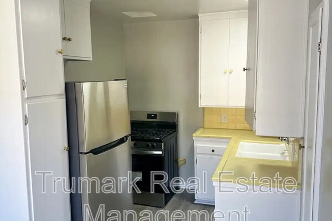 215 W Acacia Ave unit 6 - View 2