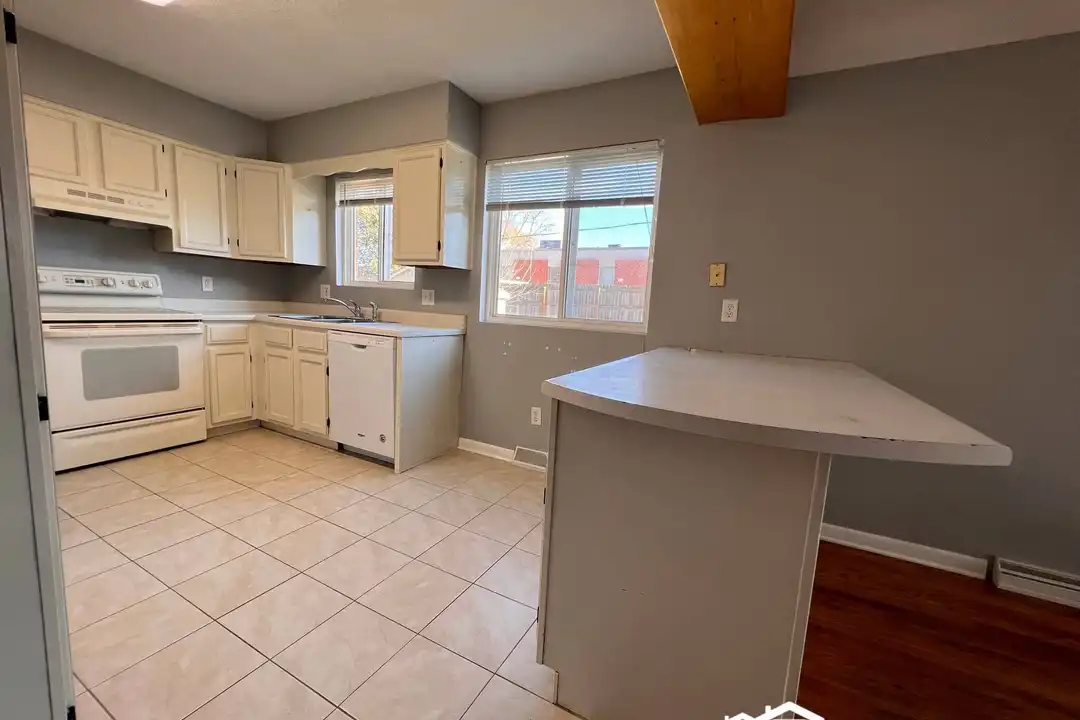 802 SW 3rd St - View 5