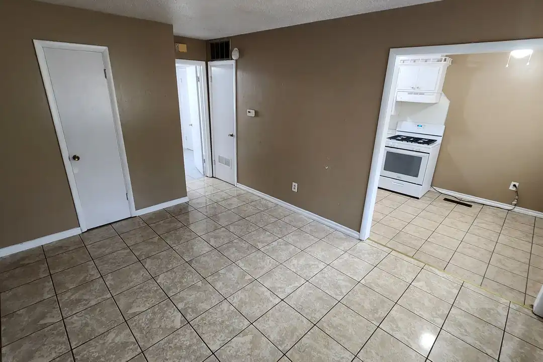 301 N University Dr unit 7 – photo 1 of 11