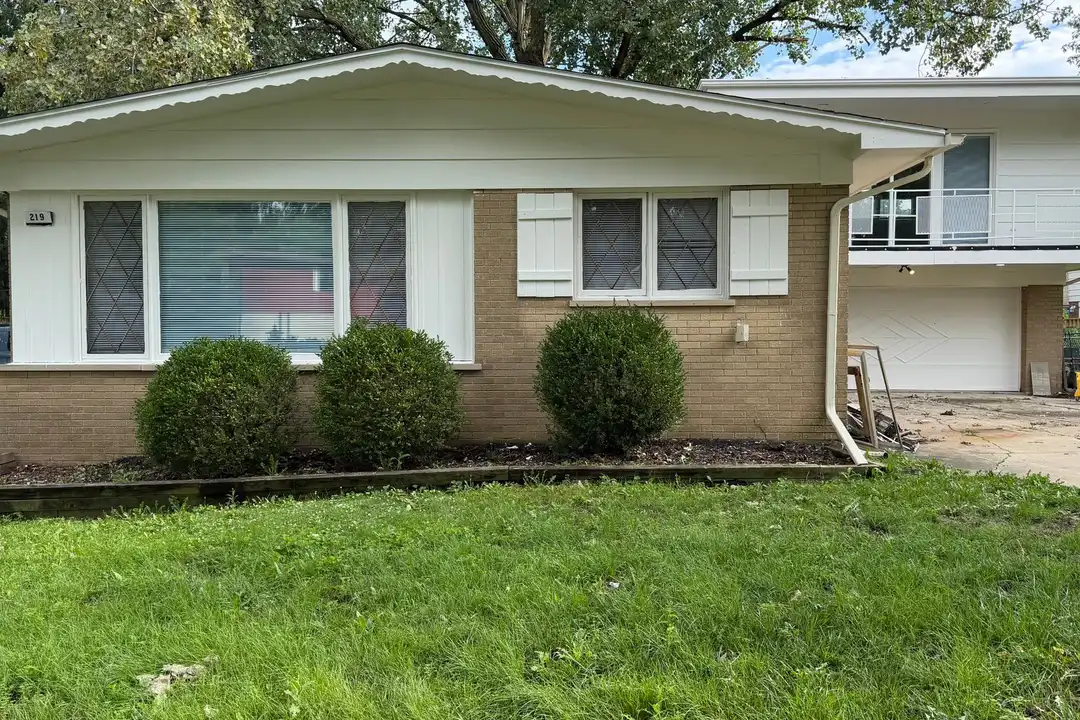 219 N Park Dr – photo 1 of 13