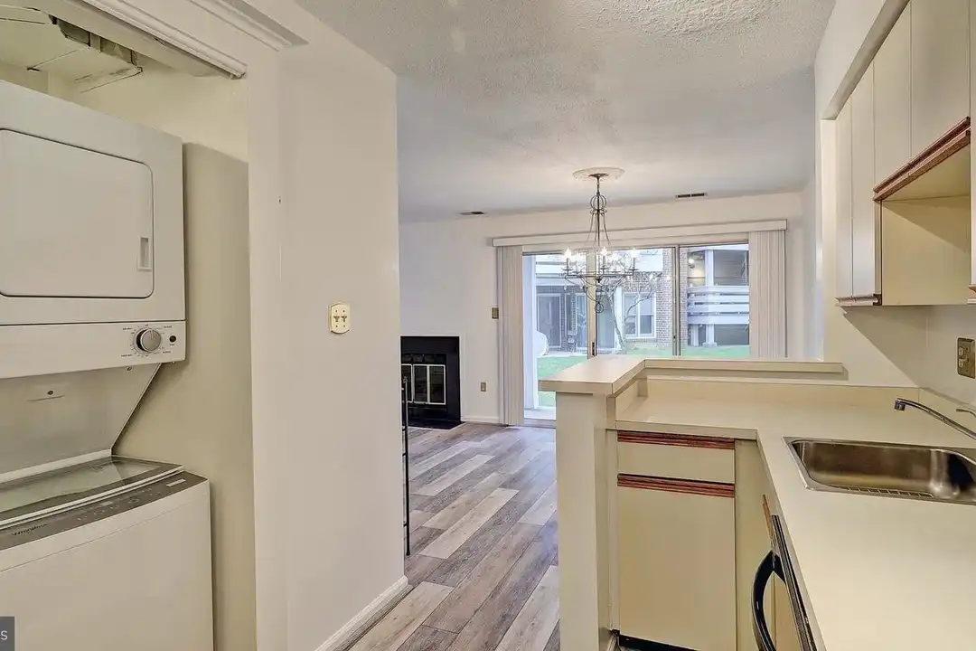 7598 Lakeside Village Dr - View 6