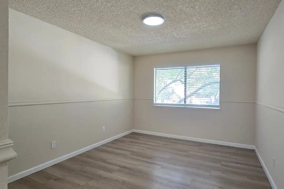 5590 Makati Cir - More