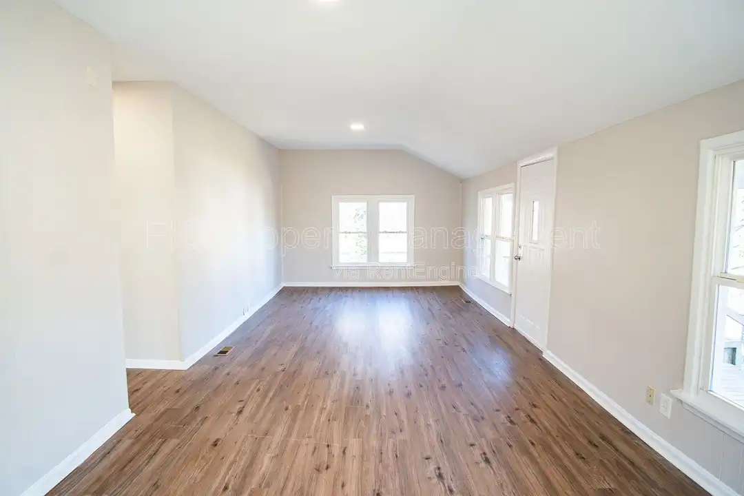1138 Valley Dr SW - More