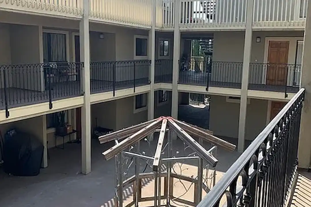 Apartment in Long Beach - View 2