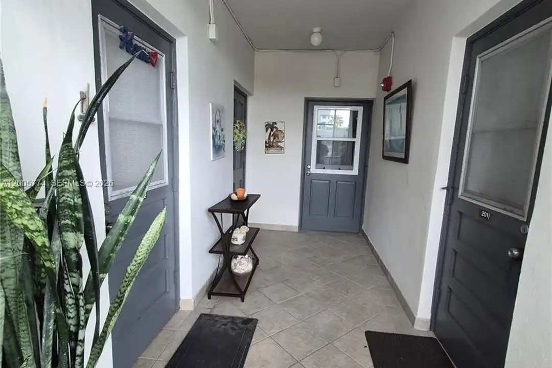 415 NE 2nd St unit 202 - View 3