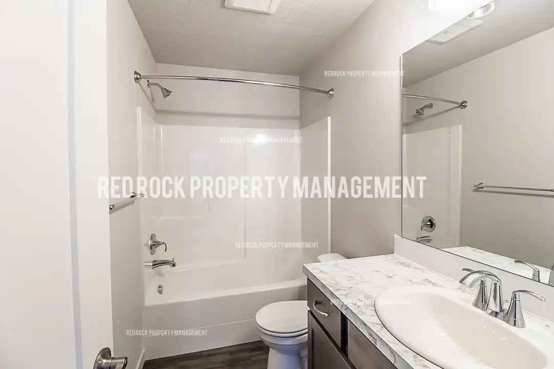 319 Woodlawn Ln - View 3