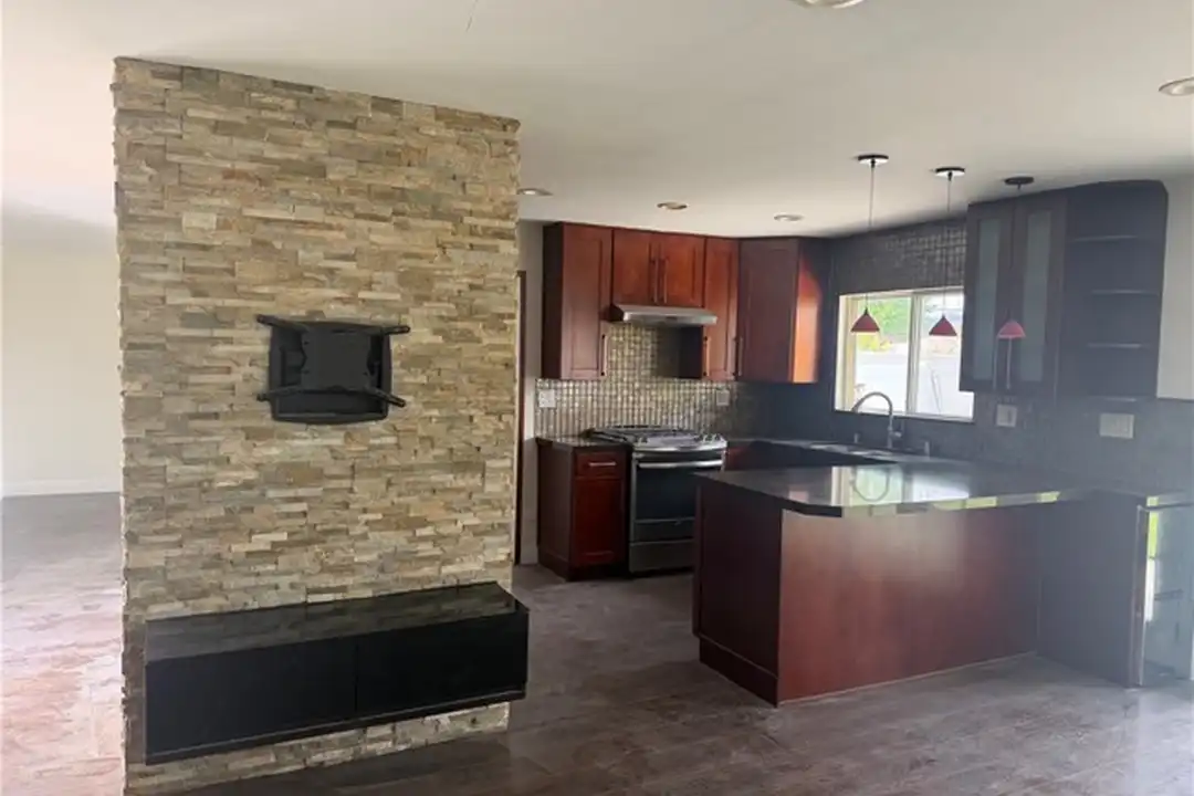 House in Los Angeles, Warner Center, Woodland Hills-Warner Center Neighborhood Council District - More