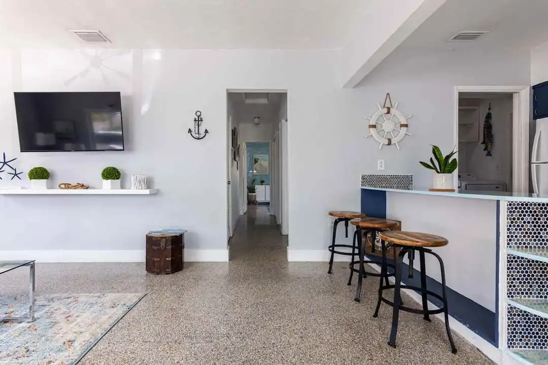 Apartment in Hollywood - View 3