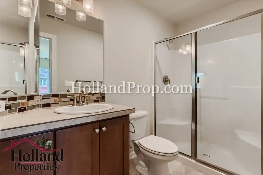 472 NE Patricia Ann Pl - More