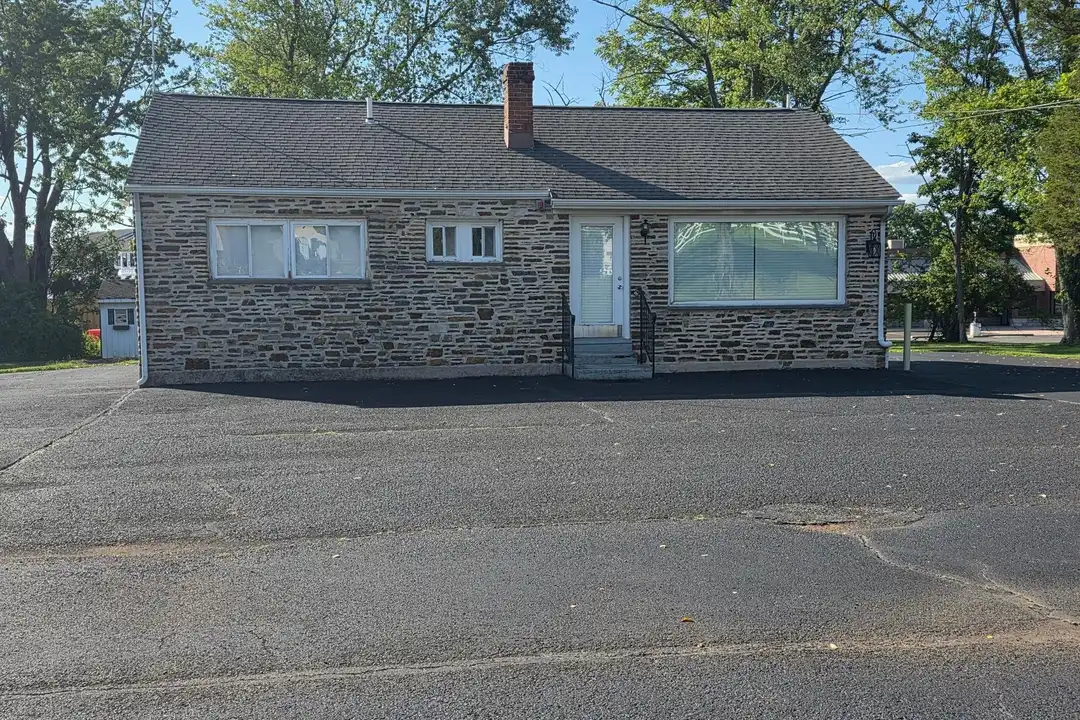 513 W Butler Ave – photo 1 of 17