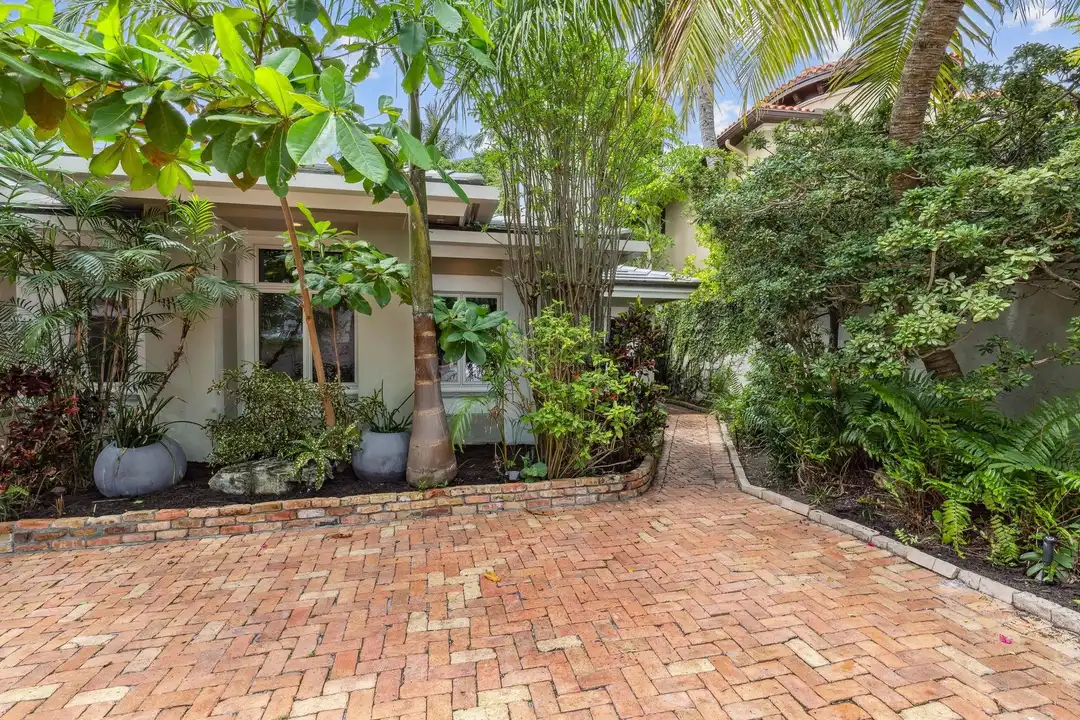 3301 NE 16th St - More