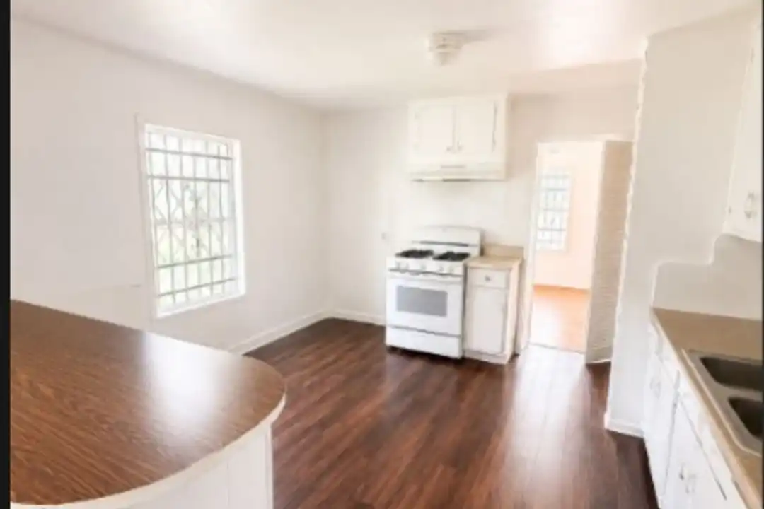 3255 Waverly St - View 2
