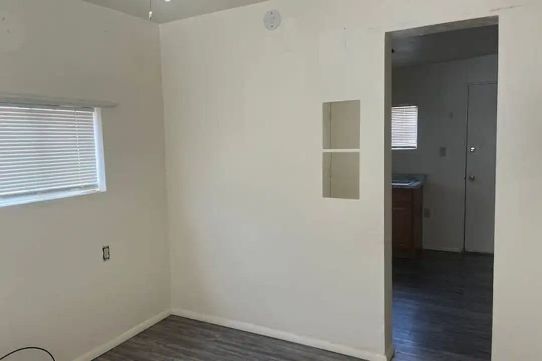 1633 N Sycamore Blvd unit 3 - More