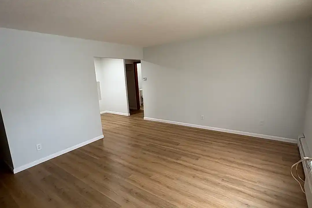Wilshire Manor Apartments – photo 1 of 13