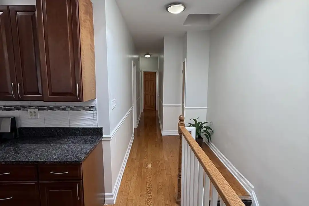 House in New York, Brooklyn Manor, Queens - View 3