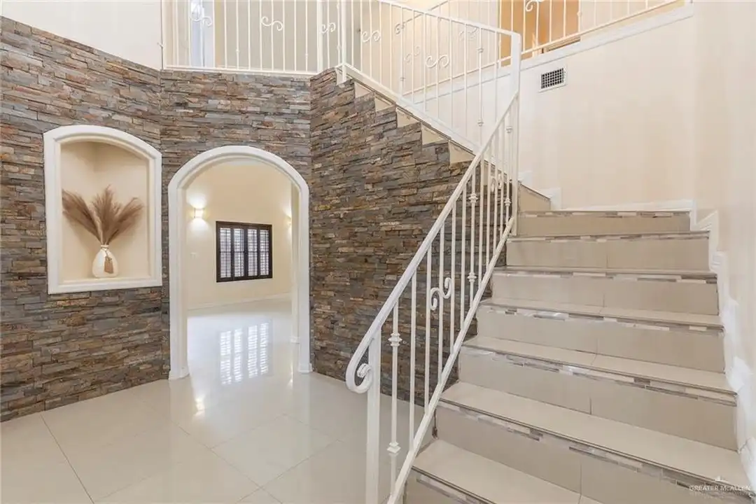 2001 Quail Ln - View 2