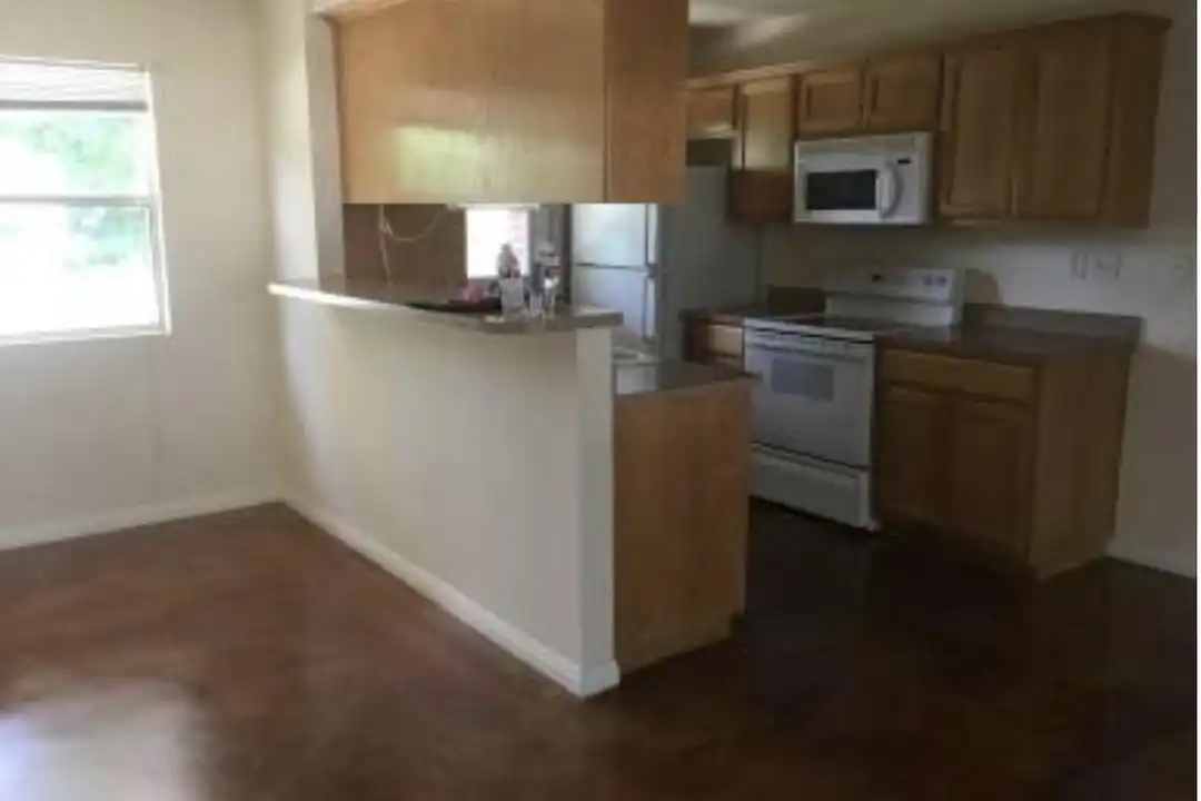 2203 Ridgeview Dr – photo 1 of 8