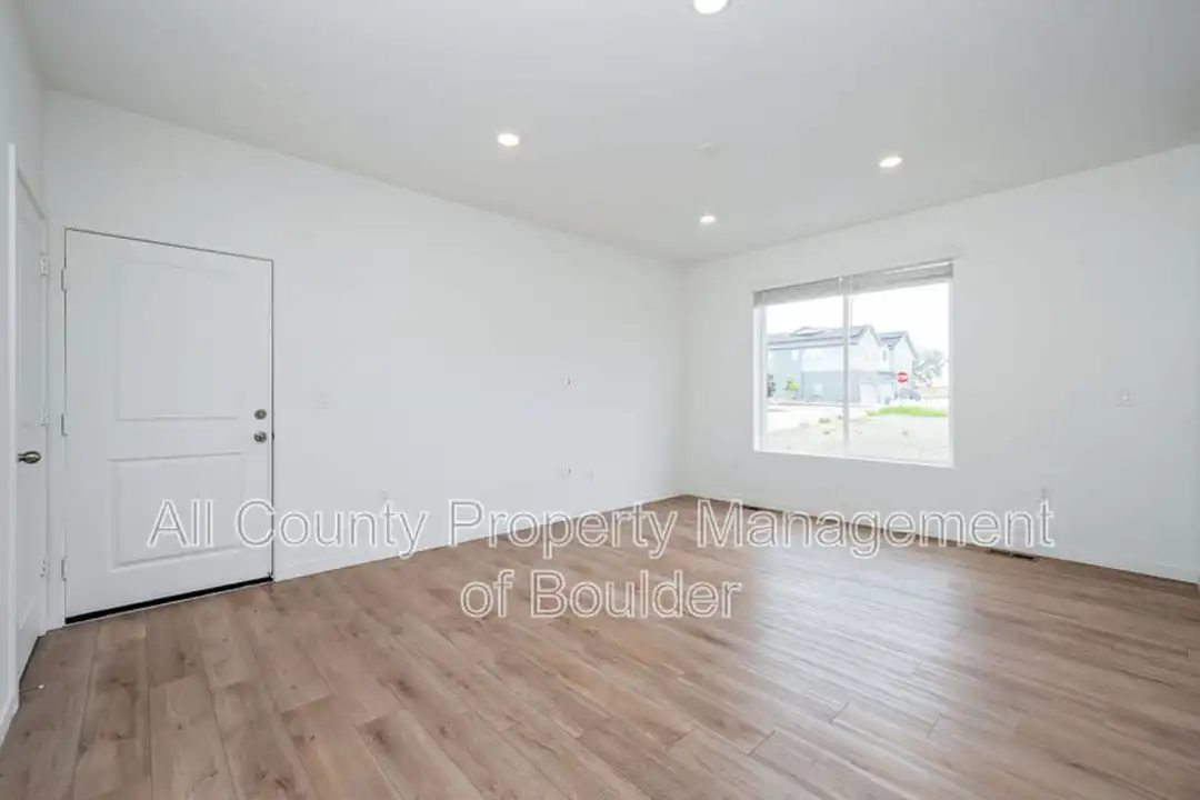 1432 Sanitas Ln - More