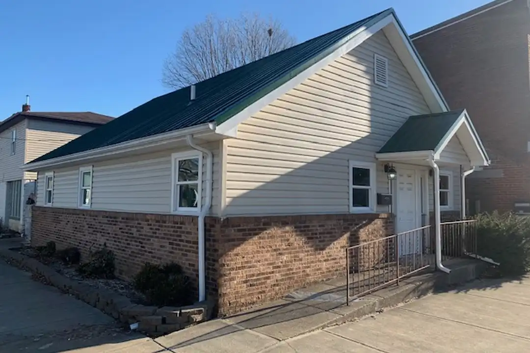 504 S Court St – photo 1 of 9