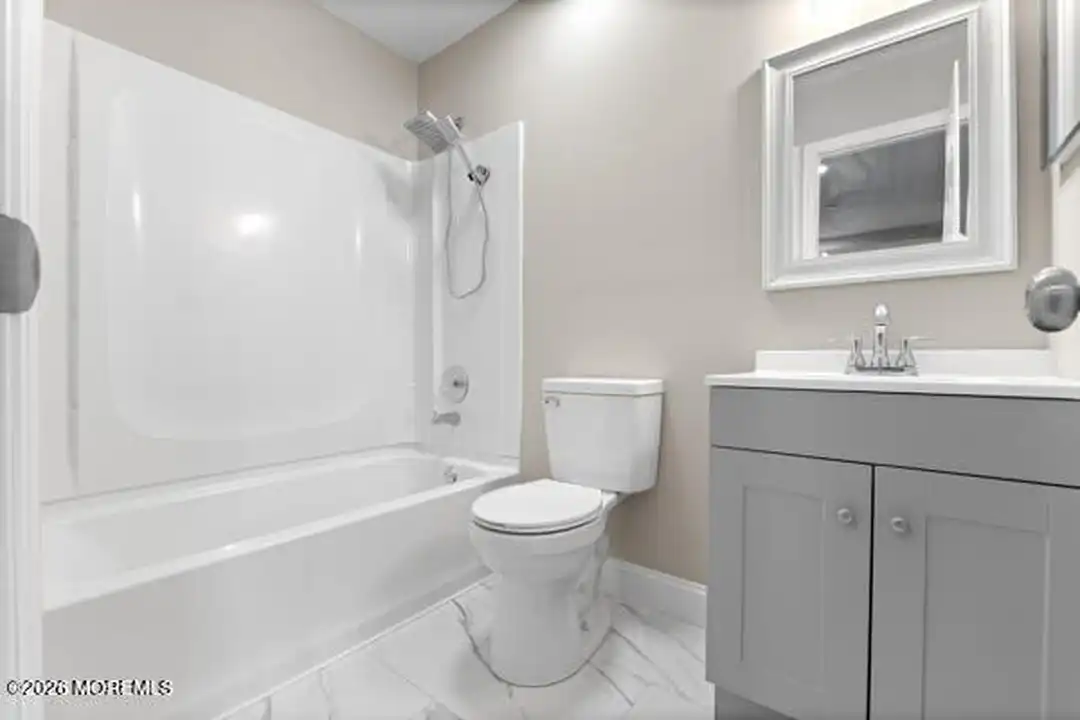 805 Arlington Dr - More