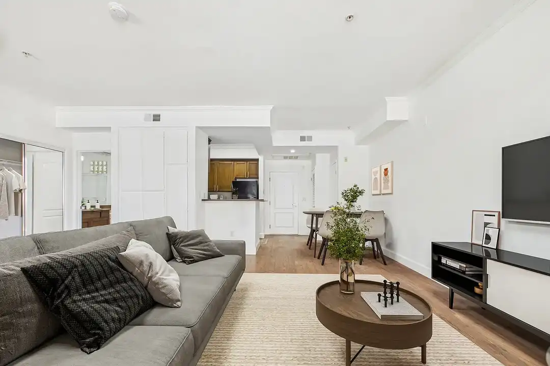 Apartment in Los Angeles, Castle Heights, Palms - More