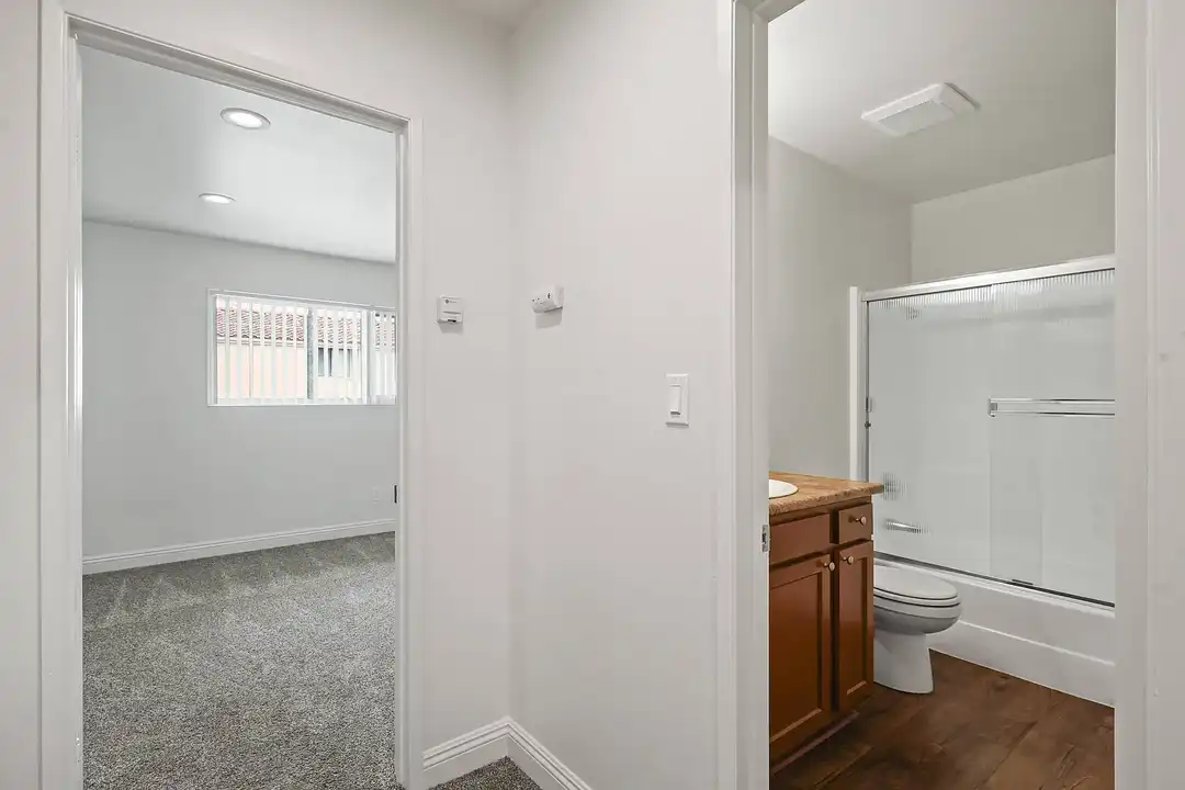 Apartment in Anaheim - View 4