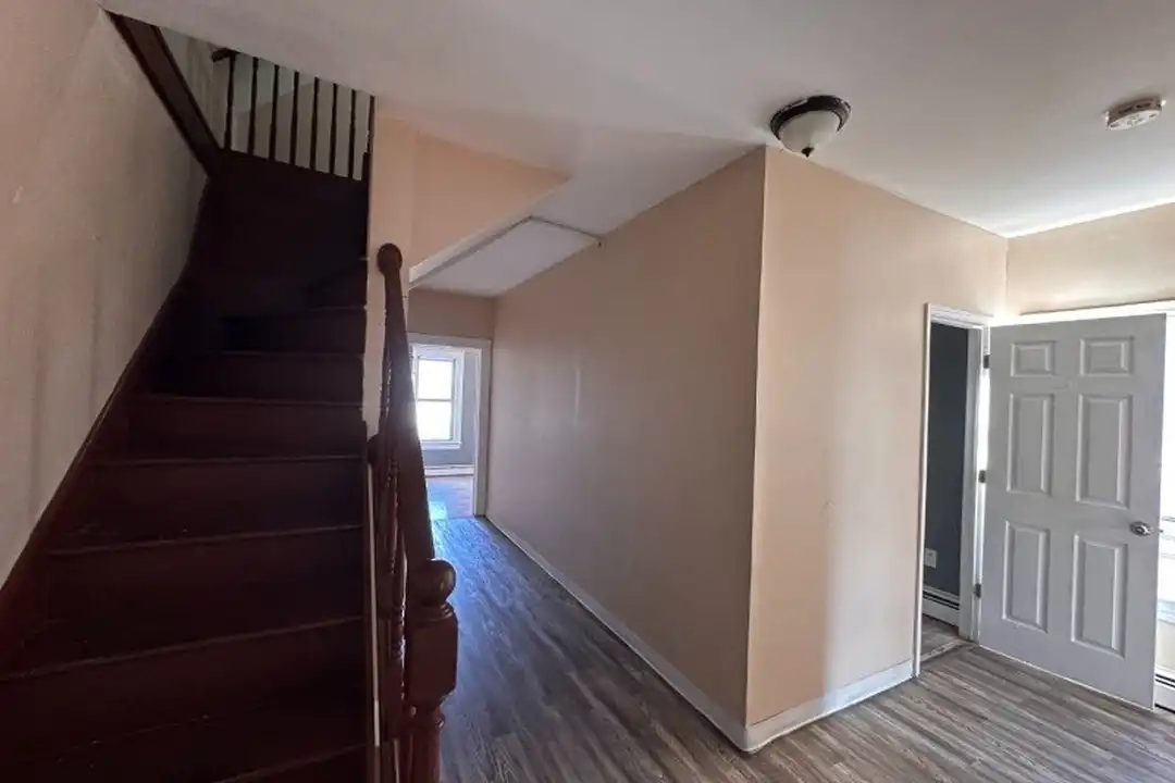 Apartment in Elizabeth - View 2