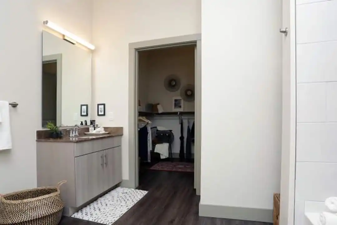 4216 Sloane St - More