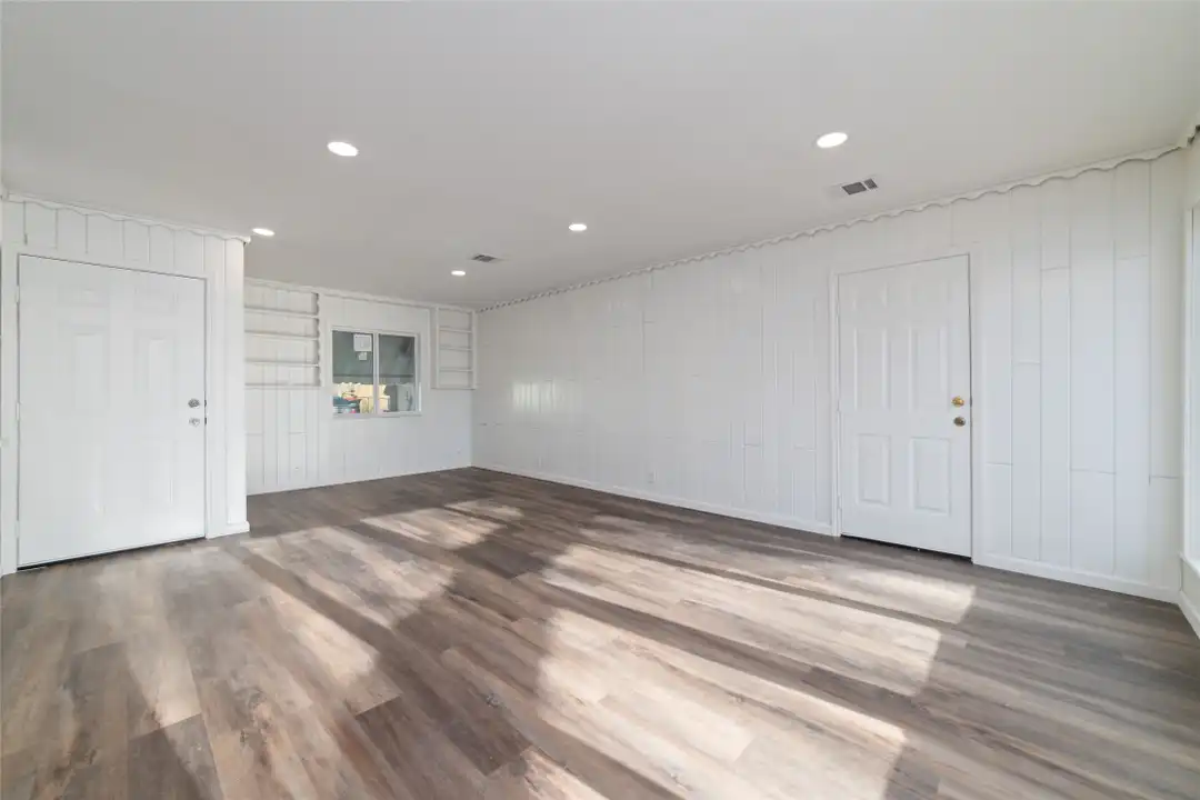 800 E Adoue Ave - View 6