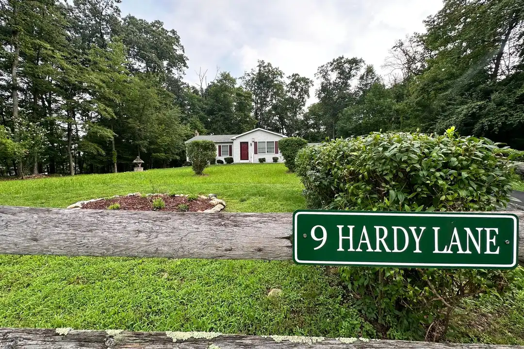 9 Hardy Ln – photo 1 of 28