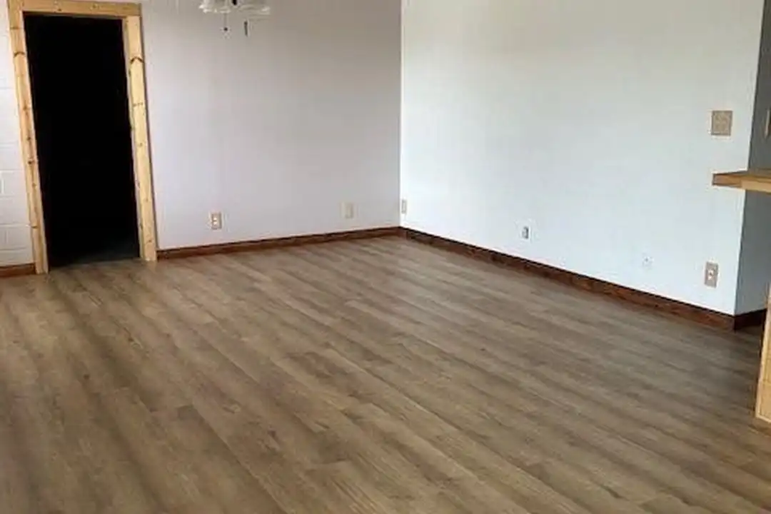 633 N Commercial St - View 3