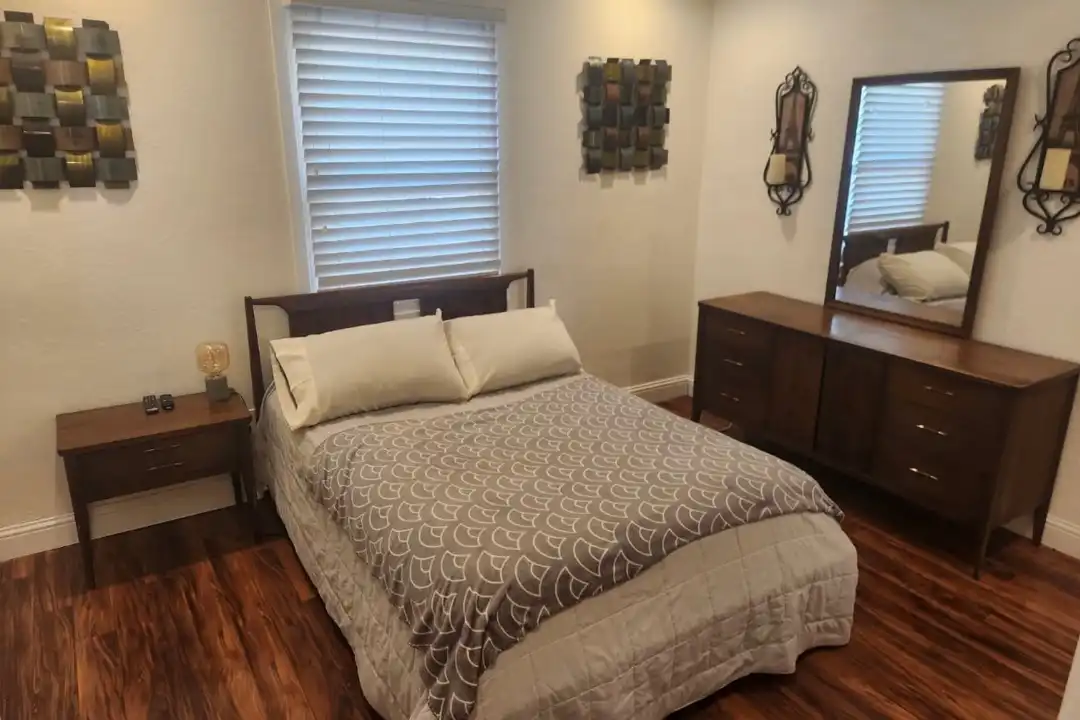 2750 S Imperial St – photo 1